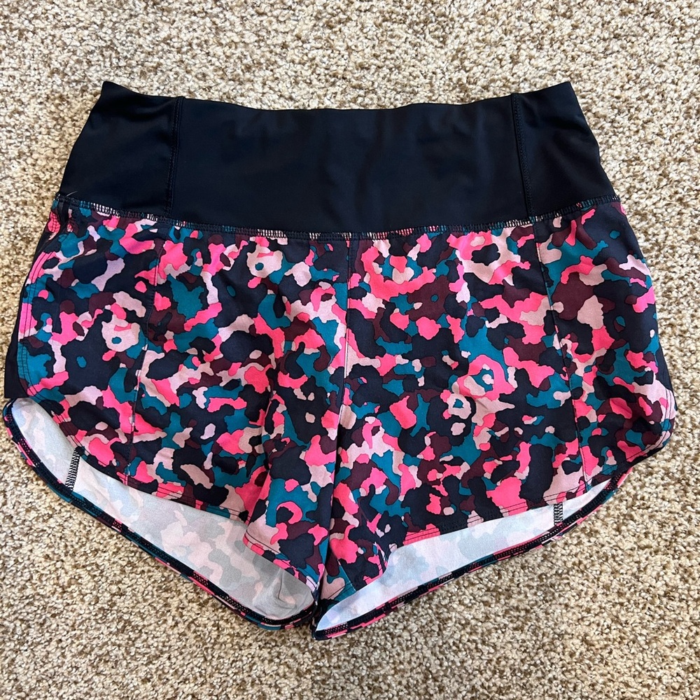 Athleta women’s shorts colorful animal print. Running free printed short 3.5”.